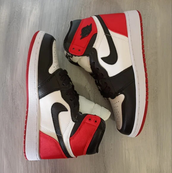 Jordan 1 Retro High Satin Black Toe 2019 Women's Size 6 - Picture 6 of 15